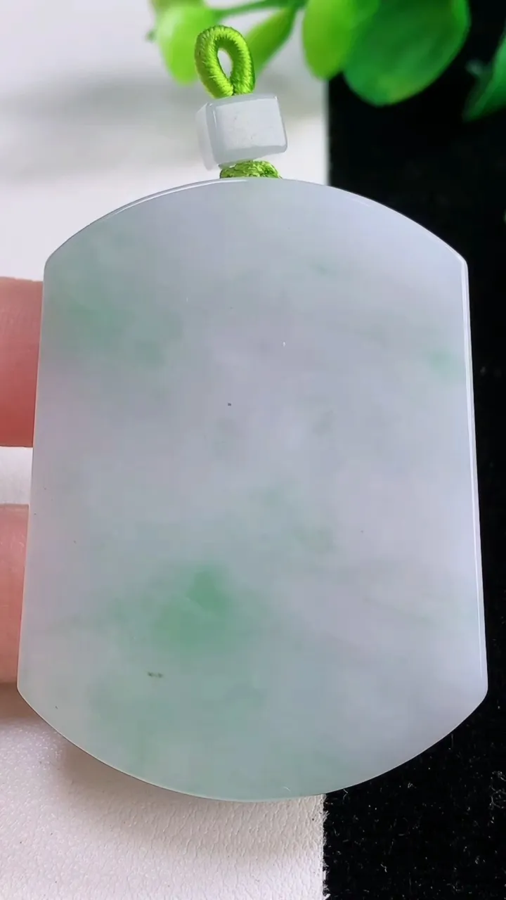 天然A货翡翠无事牌吊坠，尺寸54-40.6-5.7，重量:38.26g
12月1日