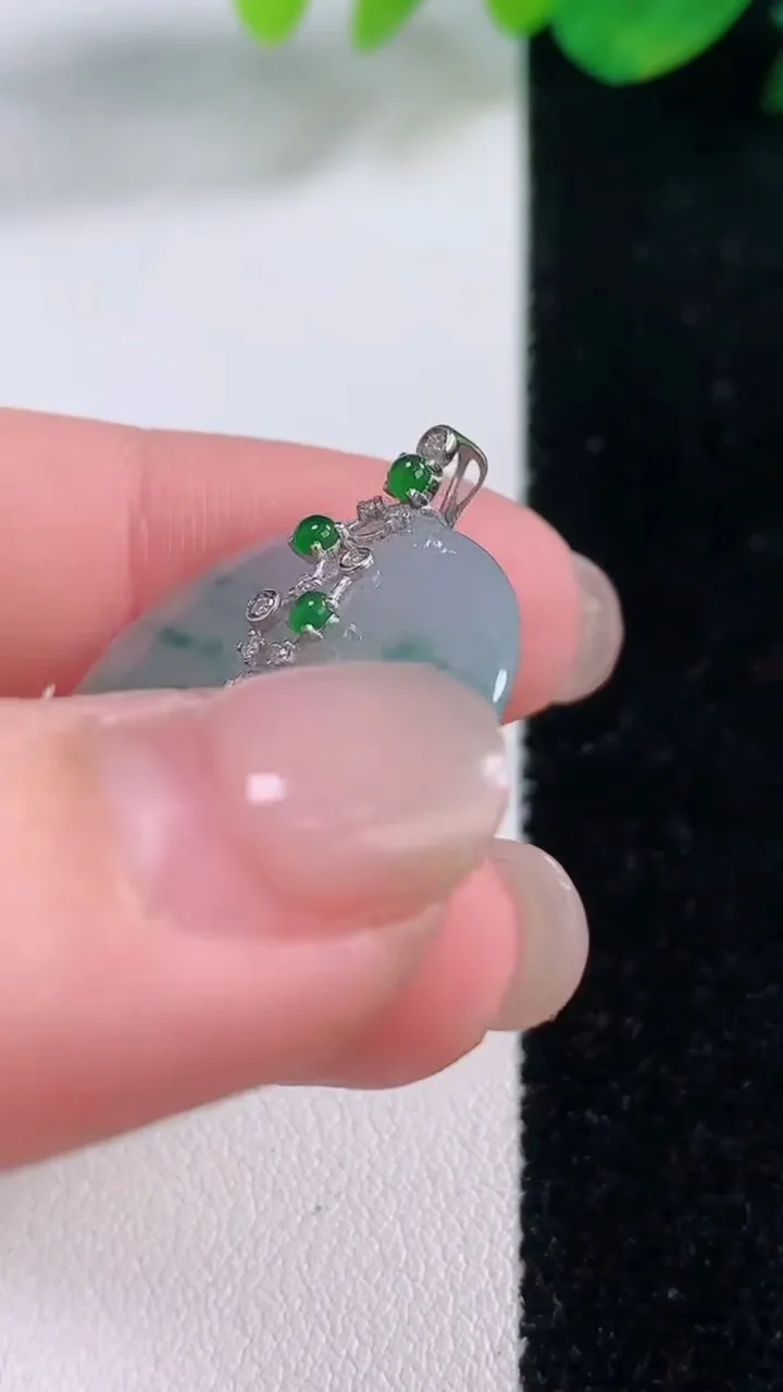 天然A货翡翠种飘花平安扣吊坠，尺寸24-4.3，重量:5.75g
12月1日