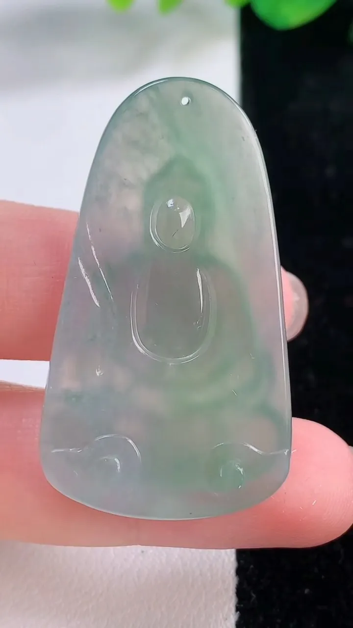 天然A货翡翠大日如来吊坠，尺寸42.6-24.5-4.8，重量:10.28g
12月1日