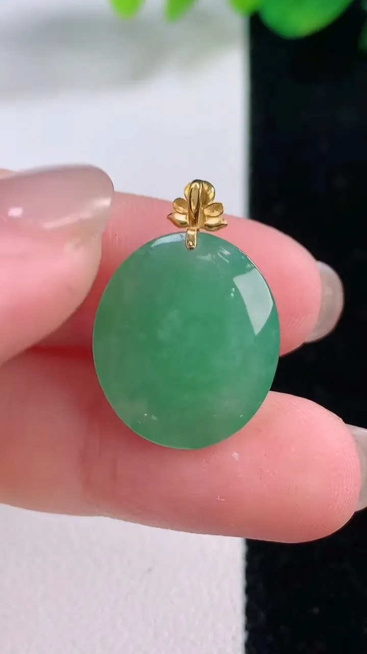 天然A货翡翠蛋面吊坠，尺寸18-16-6.9，重量:3.48g
12月1日