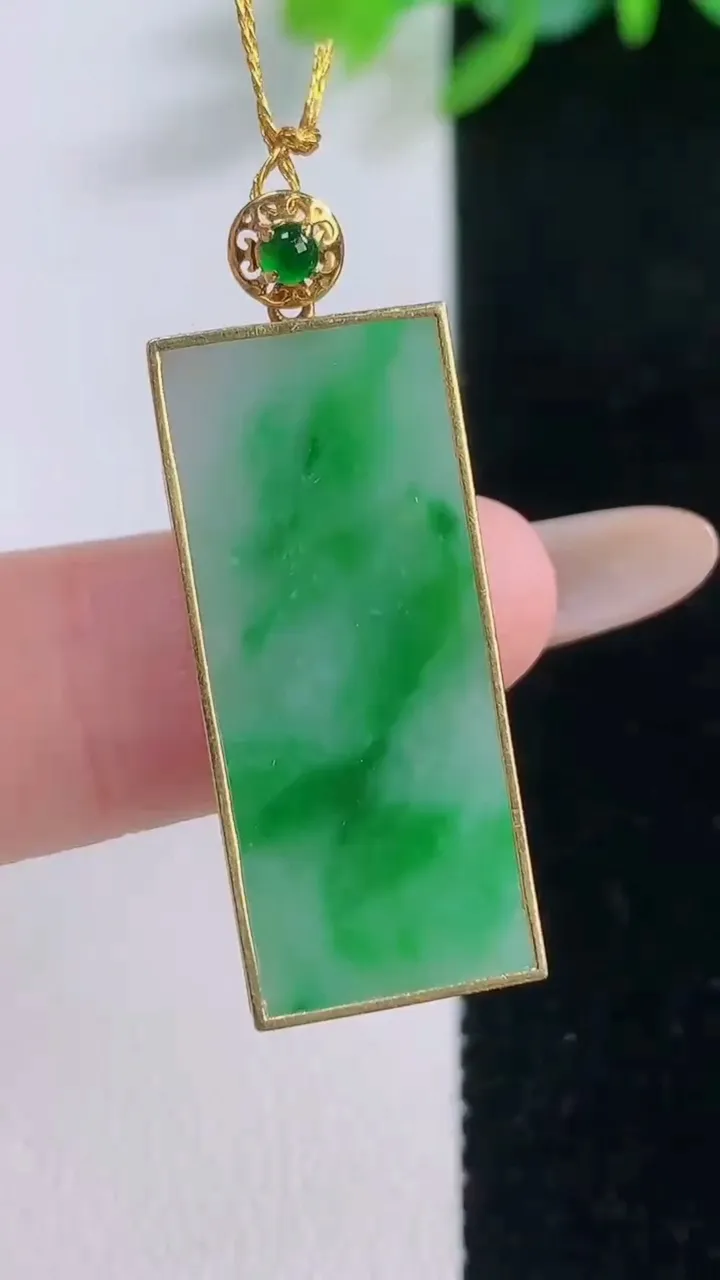 天然A货翡翠无事牌吊坠，尺寸28.7-12.3-2.9，重量:3.85g
12月1日