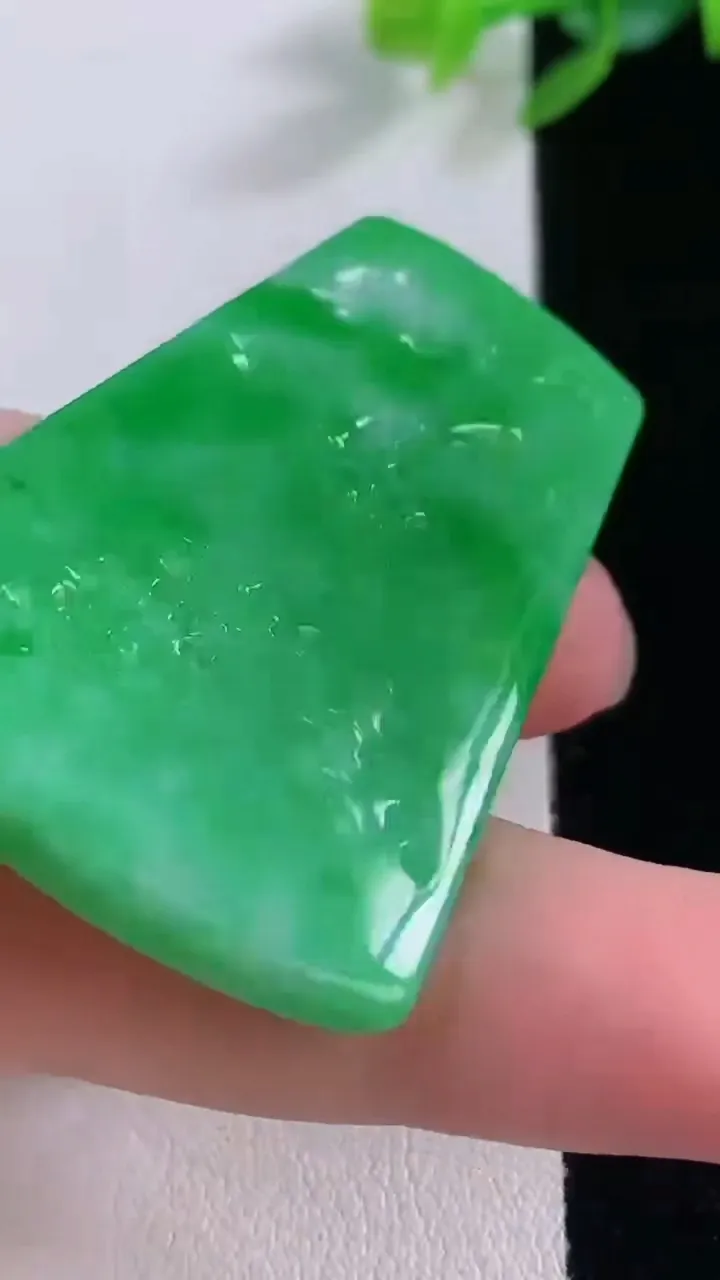 天然A货翡翠山水牌吊坠，尺寸48.5-33-5.6，重量:19.94g
12月1日