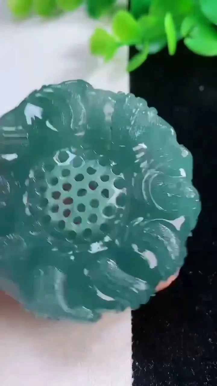 天然A货翡翠冰种蓝水九龙至尊 龙牌吊坠，尺寸51.4-50-11.4，重量:50.35g
12月1日