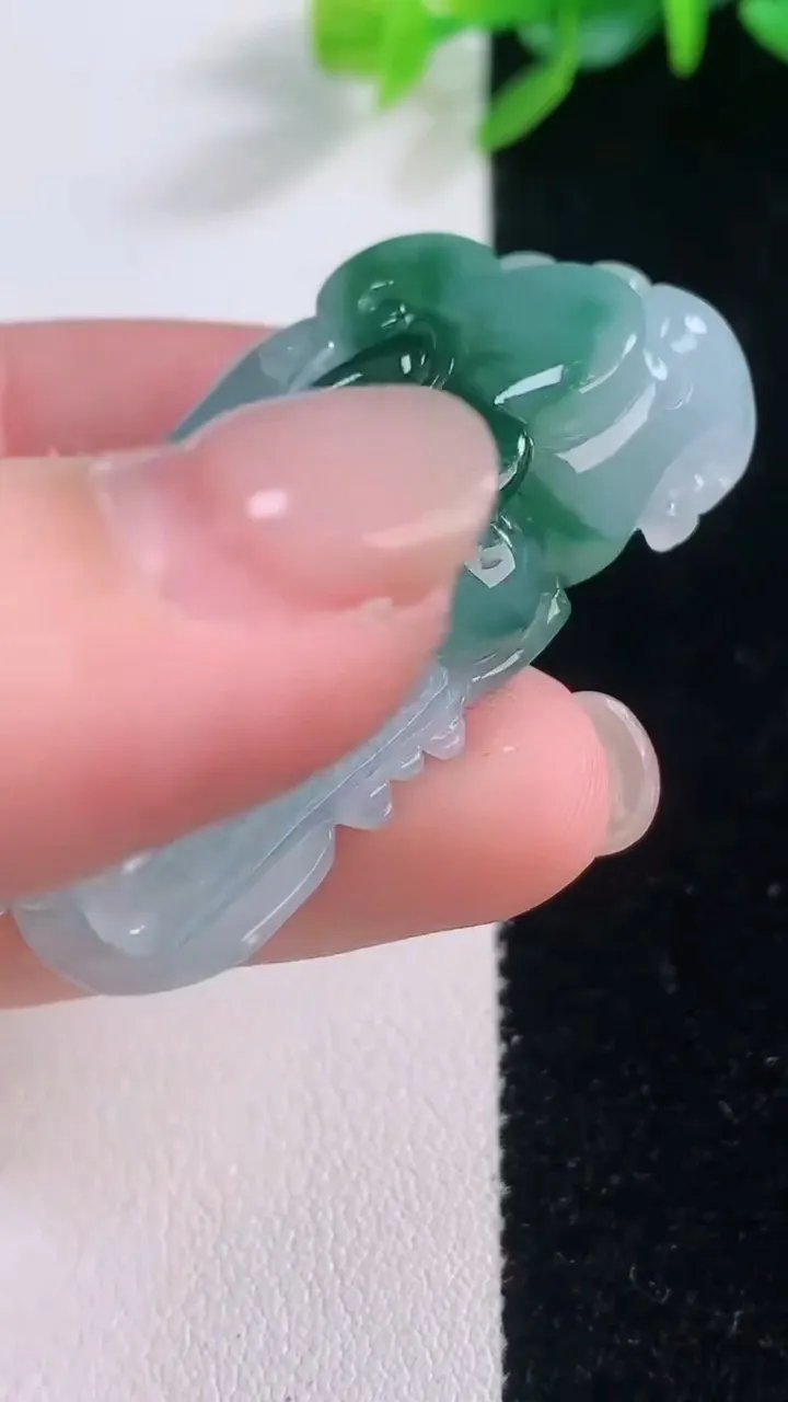 天然A货翡翠冰种飘花霸王貔貅吊坠，尺寸44-22.5-12.2，重量:27.54g
12月1日