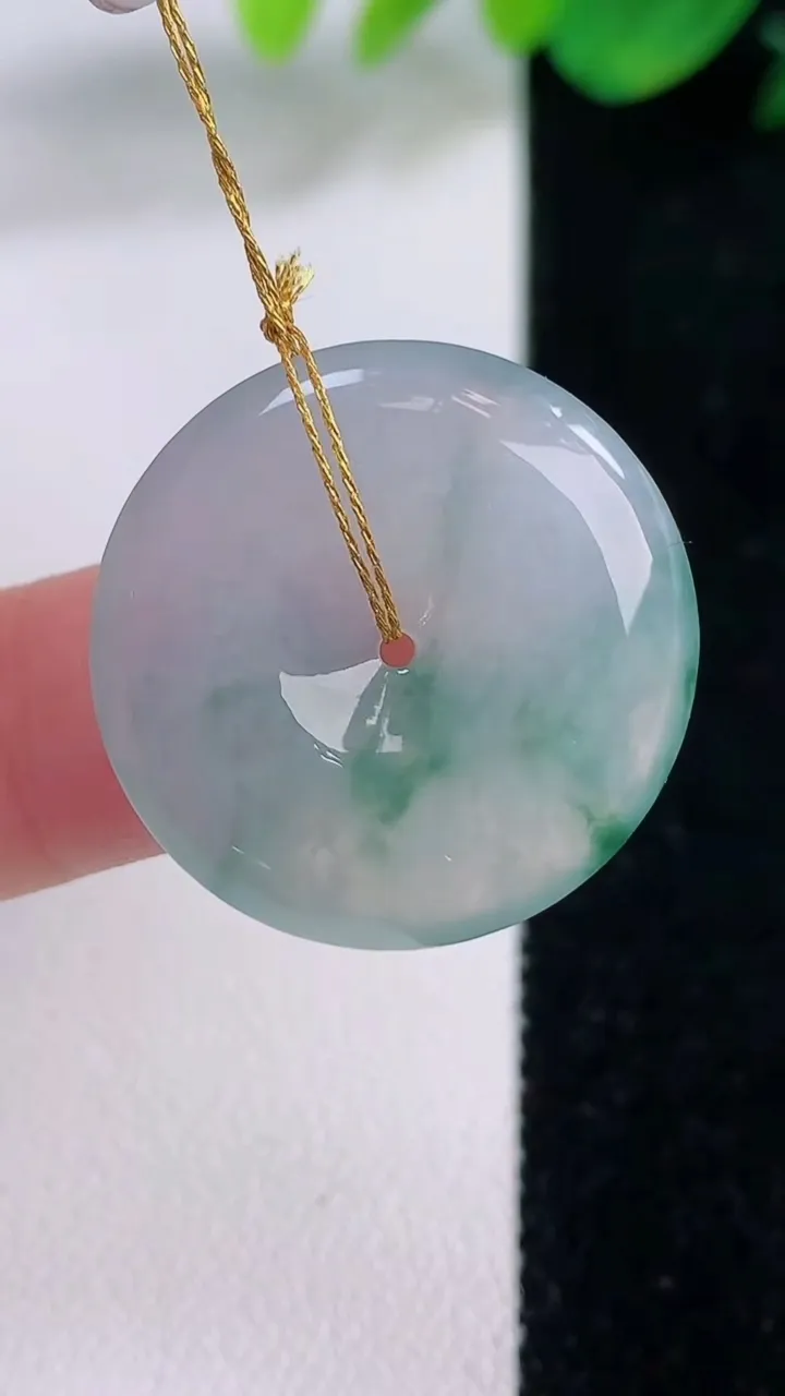 天然A货翡翠冰种飘花平安扣吊坠，尺寸23.8-4.6，重量:5.91g
12月1日