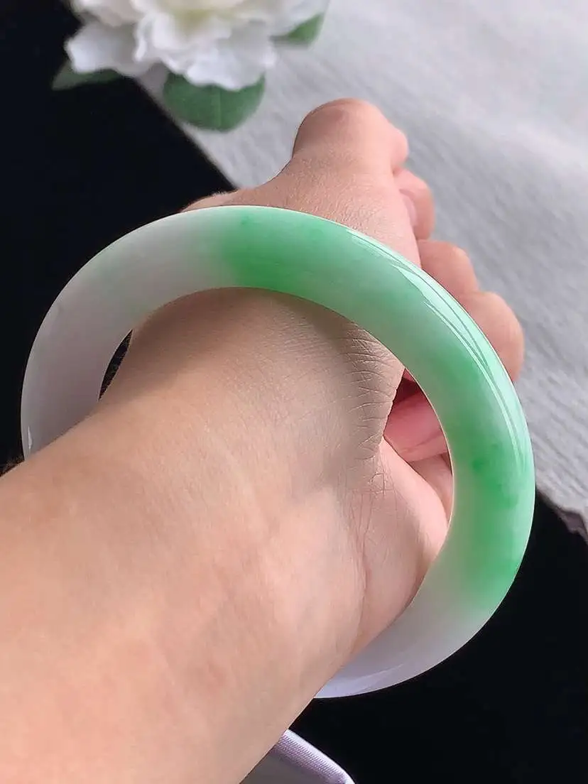 a货翡翠老坑冰种白底青飘绿圆条手镯55-56圈口  尺寸55.2×11.2mm 1130