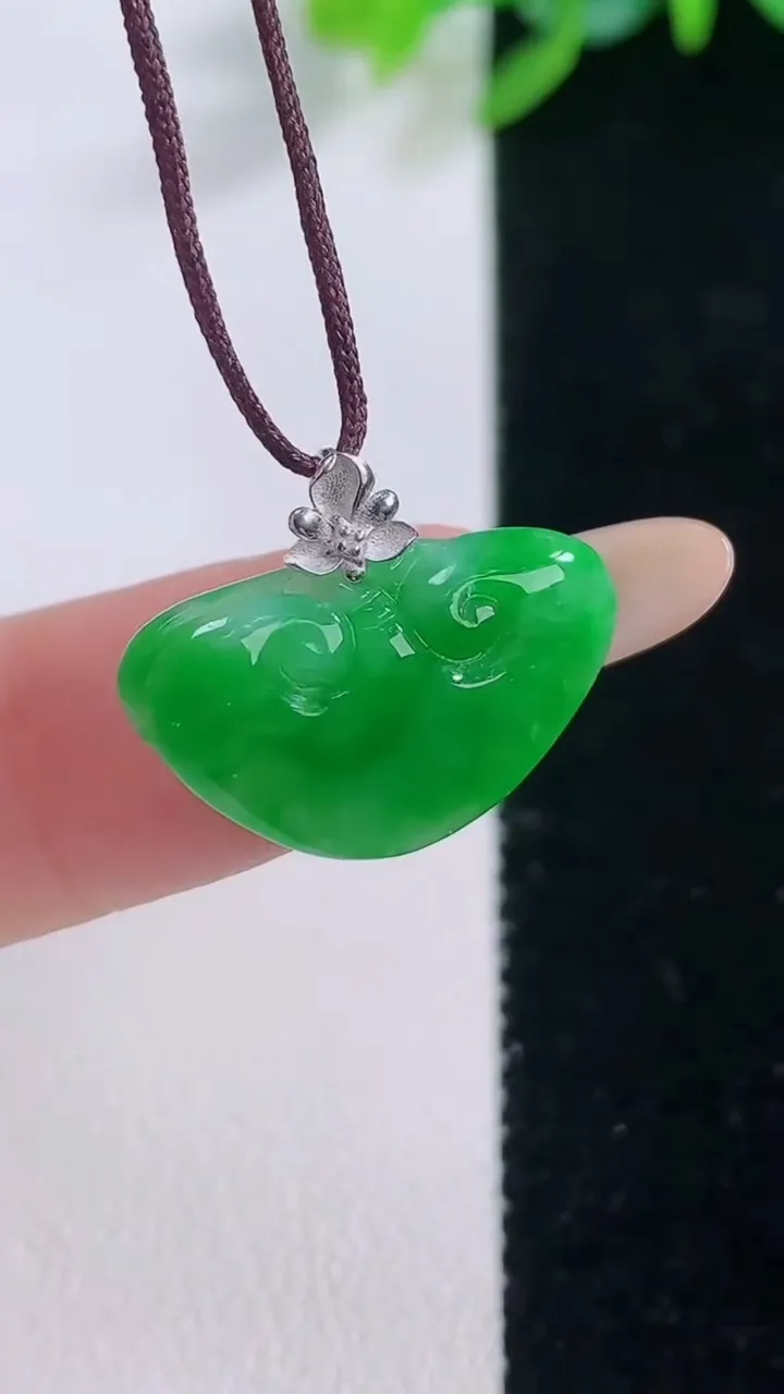 天然A货翡翠如意头吊坠，尺寸12.2-20-3.9，重量:1.56g
12月1日