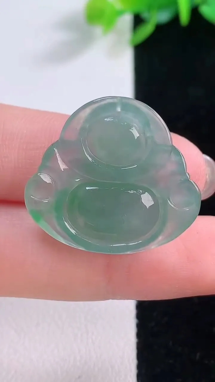 天然A货翡翠佛公吊坠，尺寸23.7-26.2-5.6，重量:5.02g
12月1日