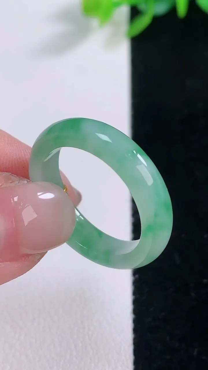 天然A货翡翠指环 戒指，尺寸19.6-5-2.7，重量:3.81g2025年12月1日
工厂直销收藏佳品,种好水足，色泽均匀，有种有色，上手高大气！