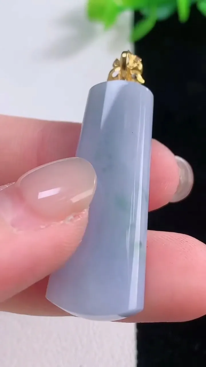 天然A货翡翠种紫罗兰 飘花平安柱吊坠，尺寸36.4-13.6-6，重量:7.63g
12月1日