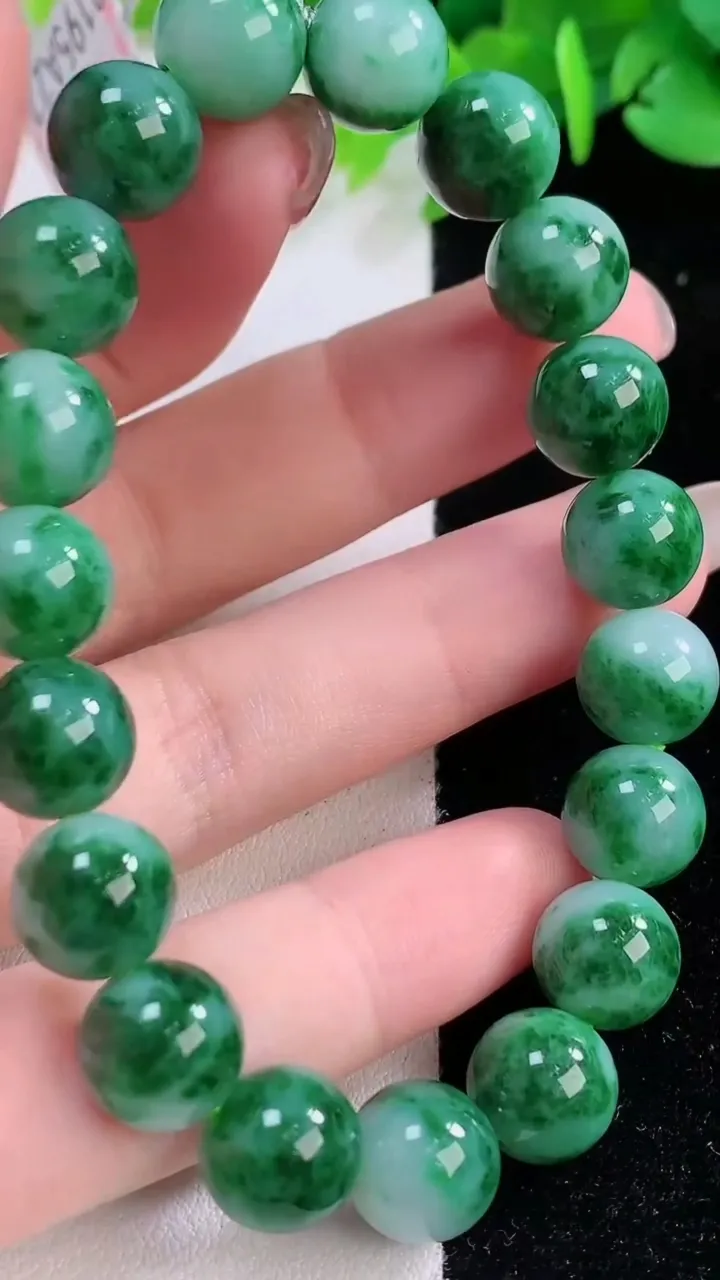 天然A货翡翠花圆珠手串19颗，尺寸9.8，重量:32.19g12月1日
工厂直销收藏佳品,种好水足，