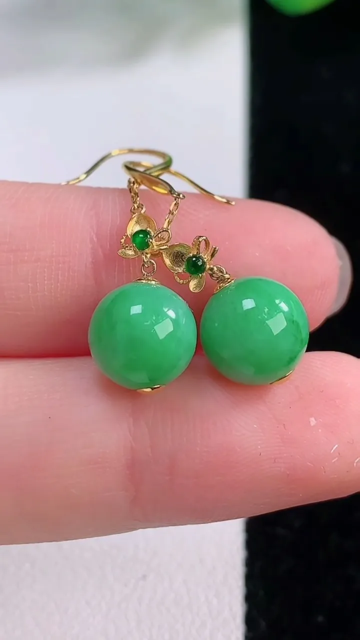 天然A货翡翠圆珠耳坠，尺寸9，重量:2.98g12月1日
工厂直销收藏佳品,种好水足，色泽均匀，有种有色，上手高大气！