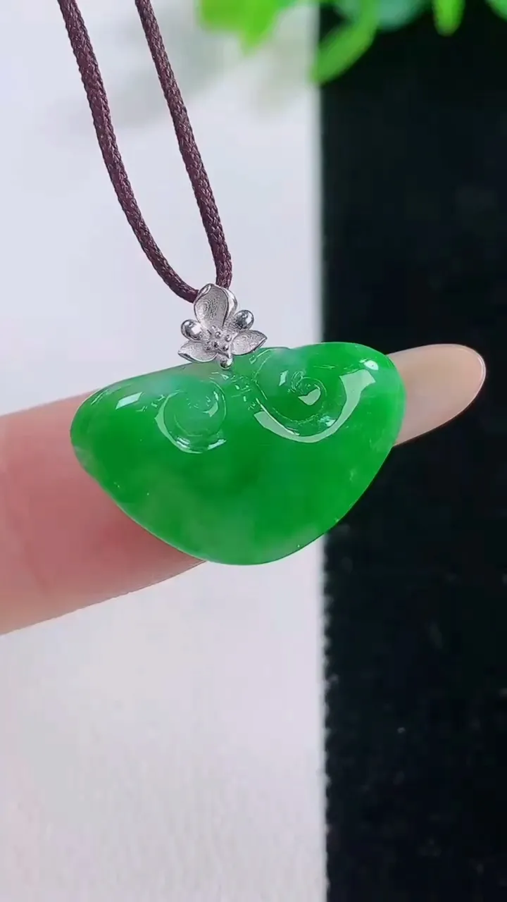 天然A货翡翠如意头吊坠，尺寸12.2-20-3.9，重量:1.56g
12月1日