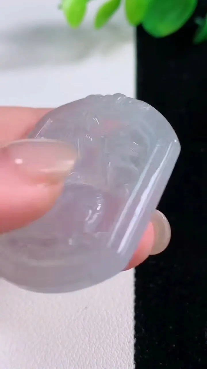 天然A货翡翠生肖兔吊坠，尺寸40-35-4.7，重量:13.24g
12月1日