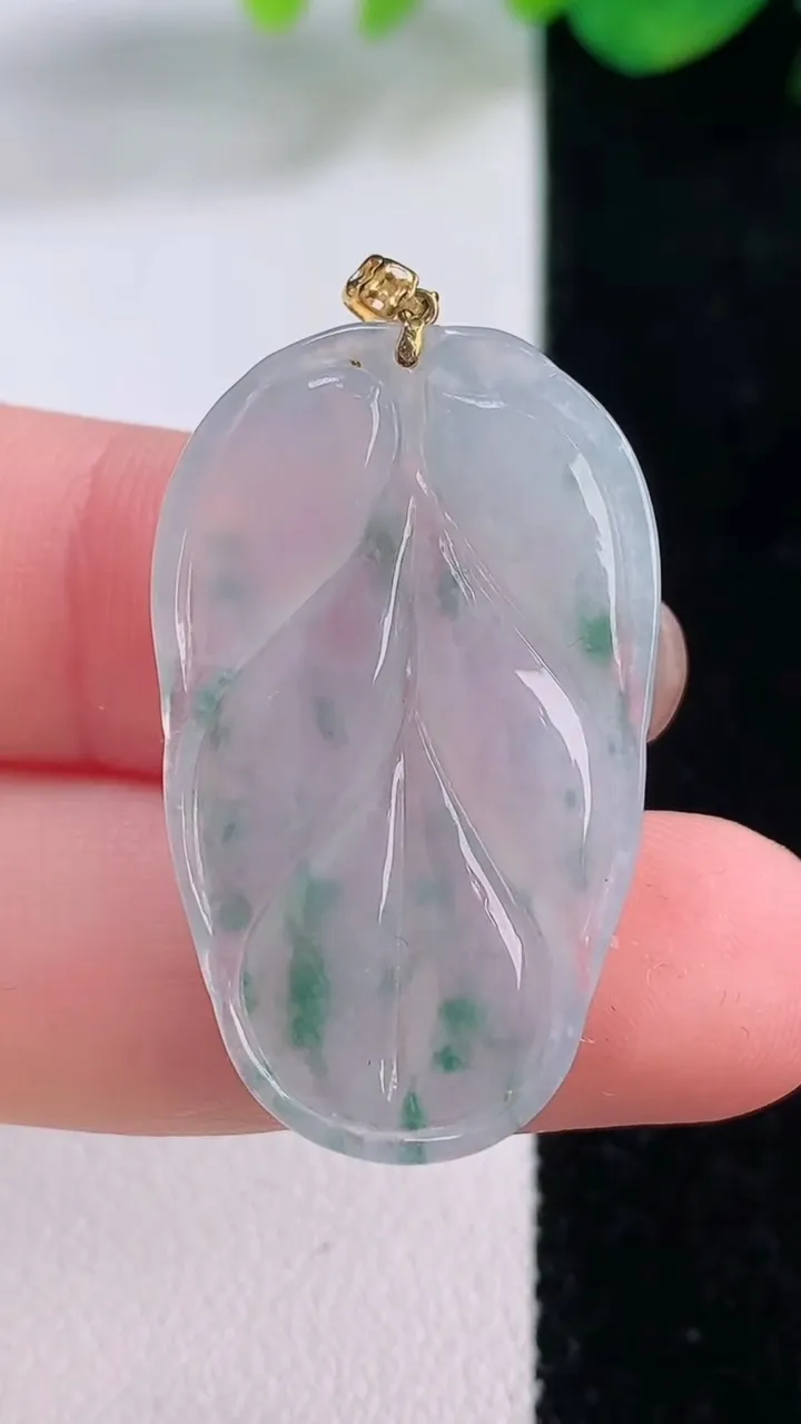 天然A货翡翠种飘花金枝玉叶 叶子吊坠，尺寸33-20-3.7，重量:4.64g
12月1日