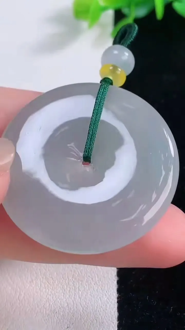 天然A货翡翠平安扣吊坠，尺寸36.3-4.3，重量:14.55g
12月1日