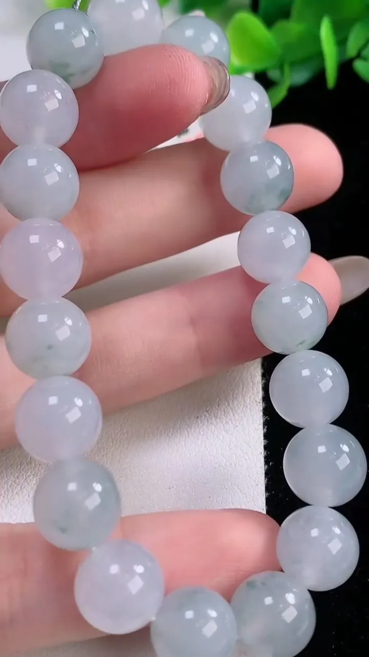 天然A货翡翠种飘花圆珠手串19颗，尺寸10.4，重量:37.84g12月1日
工厂直销收藏佳品,种好水足，色泽均匀，有种有色，上手高大气！