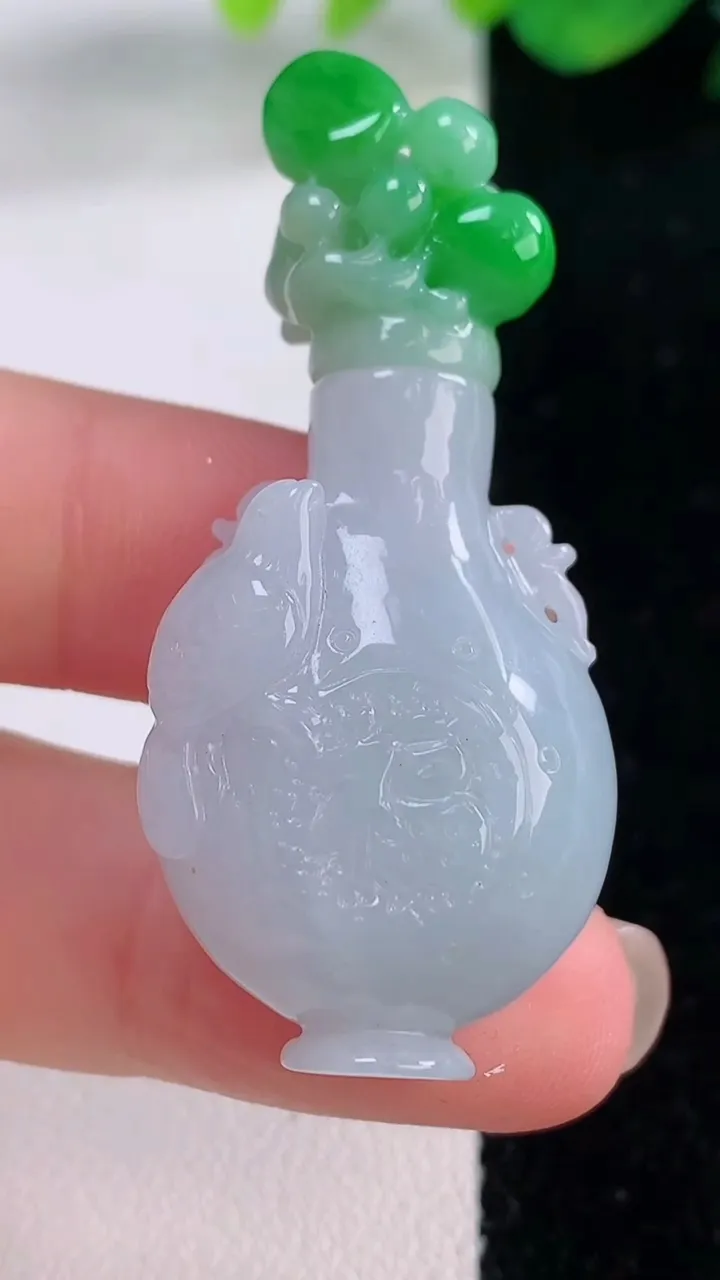 天然A货翡翠花瓶小摆件，尺寸48.8-21.4-12.7，重量:17.78g
12月1日