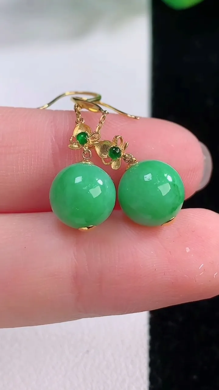 天然A货翡翠圆珠耳坠，尺寸9，重量:2.98g12月1日
工厂直销收藏佳品,种好水足，色泽均匀，有种有色，上手高大气！