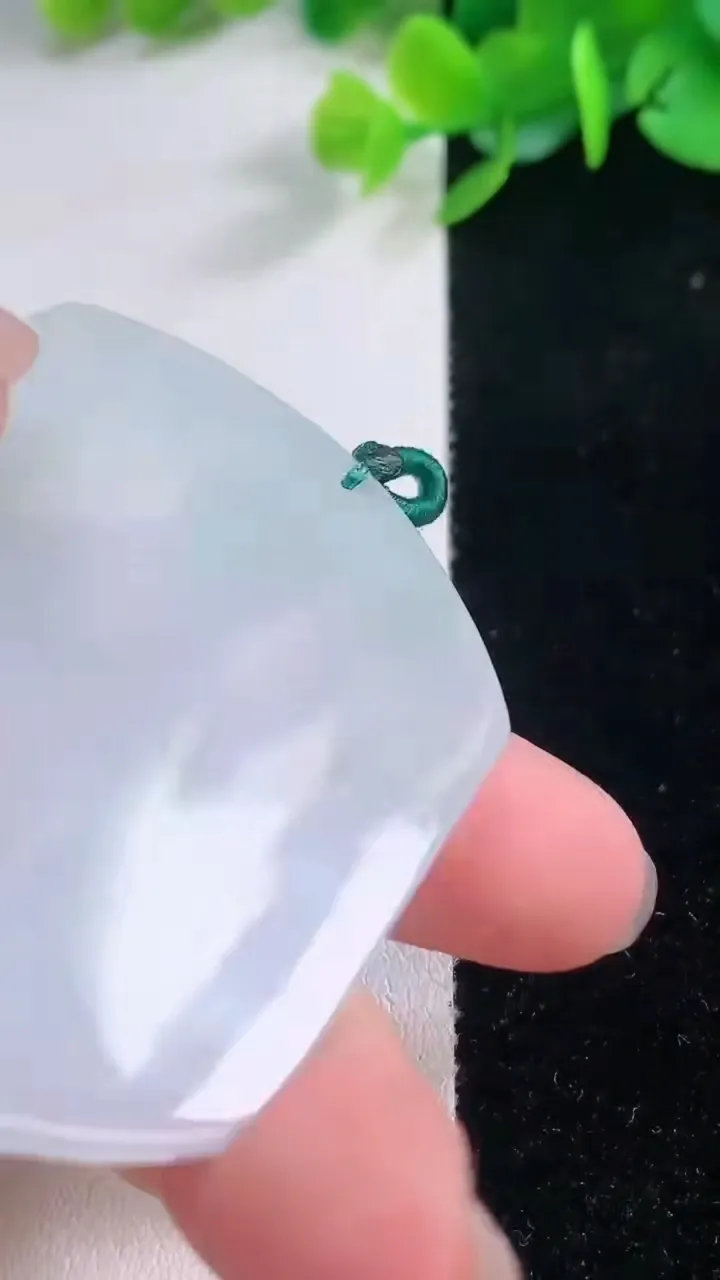 天然A货翡翠不动明王吊坠，尺寸54.4-46.7-5，重量:26.12g
12月1日