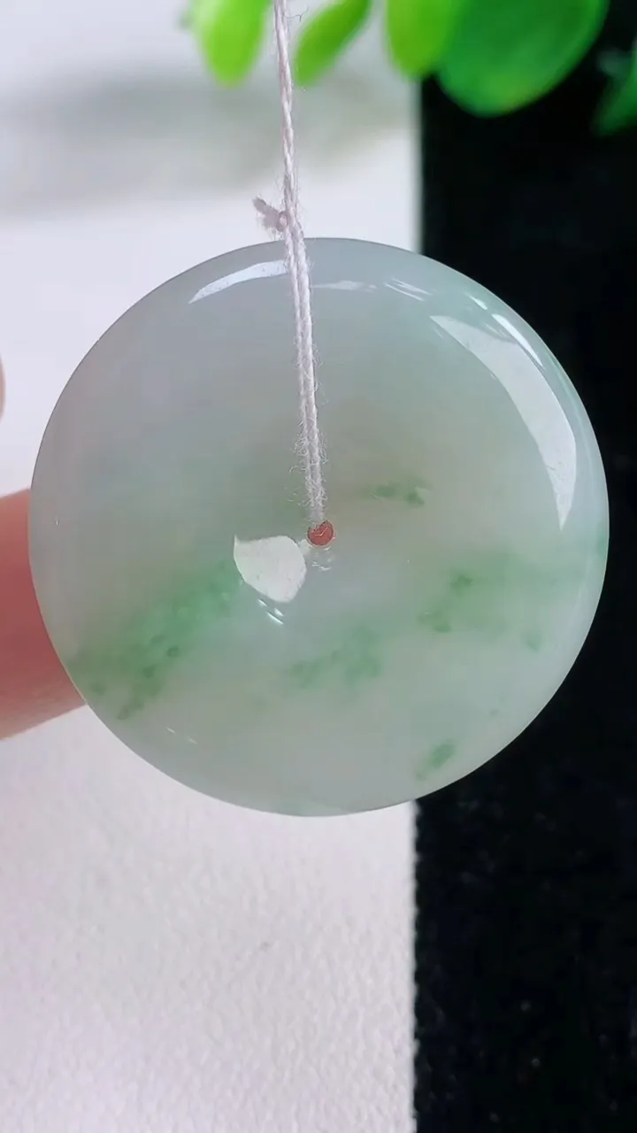 天然A货翡翠平安扣吊坠，尺寸31.6-5.6，重量:12.12g
12月1日