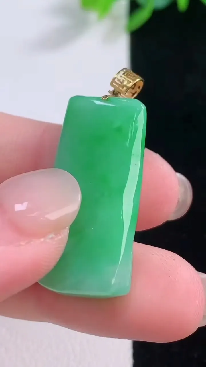 天然A货翡翠节节高升 竹节吊坠，尺寸29.6-13.3-8.2，重量:7.43g
12月1日