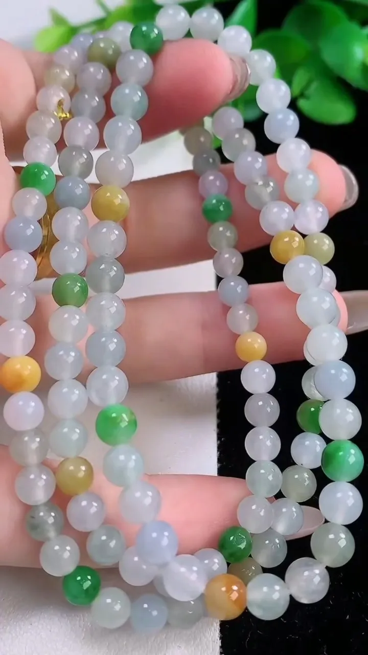 天然A货翡翠冰种三彩圆珠项链117颗，尺寸5.8，重量:33.93g
12月1日