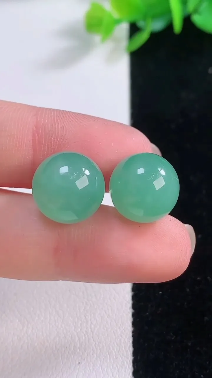 天然A货翡翠圆珠镶嵌件一对，尺寸12.3，重量:6.88g
12月1日