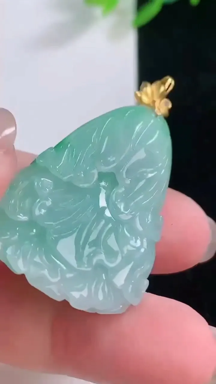 天然A货翡翠白菜吊坠，尺寸32.7-25.3-8，重量:11.23g
12月1日