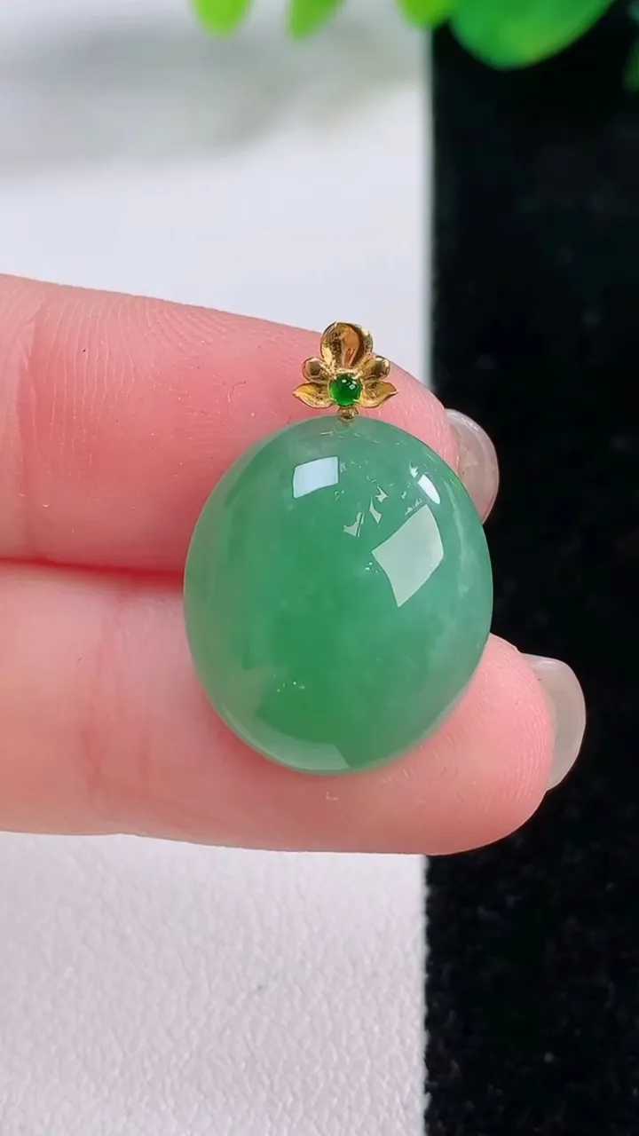 天然A货翡翠蛋面吊坠，尺寸18-16-6.9，重量:3.48g
12月1日