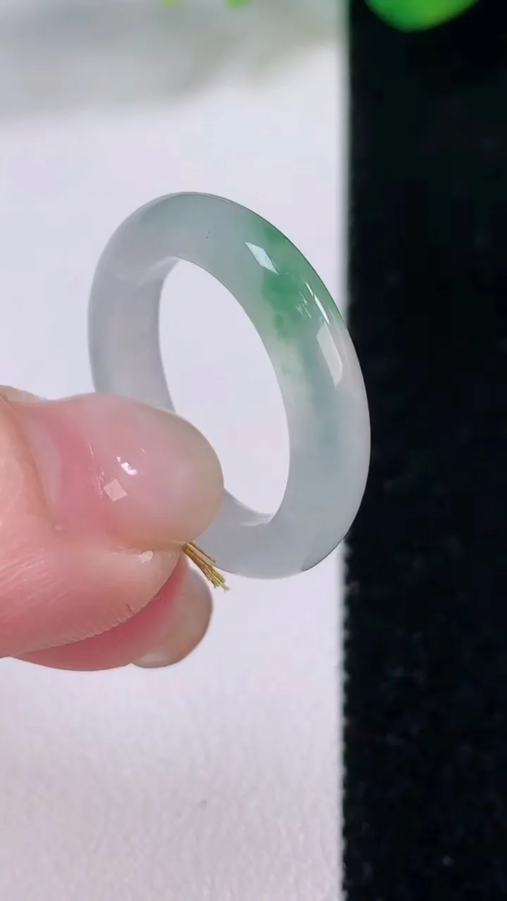天然A货翡翠冰种飘花指环戒指，尺寸17.5-4.5-3.5，重量:3.47g2025年12月1日
工厂直销收藏佳品,种好水足，色泽均匀，有种有色，上手高大气！