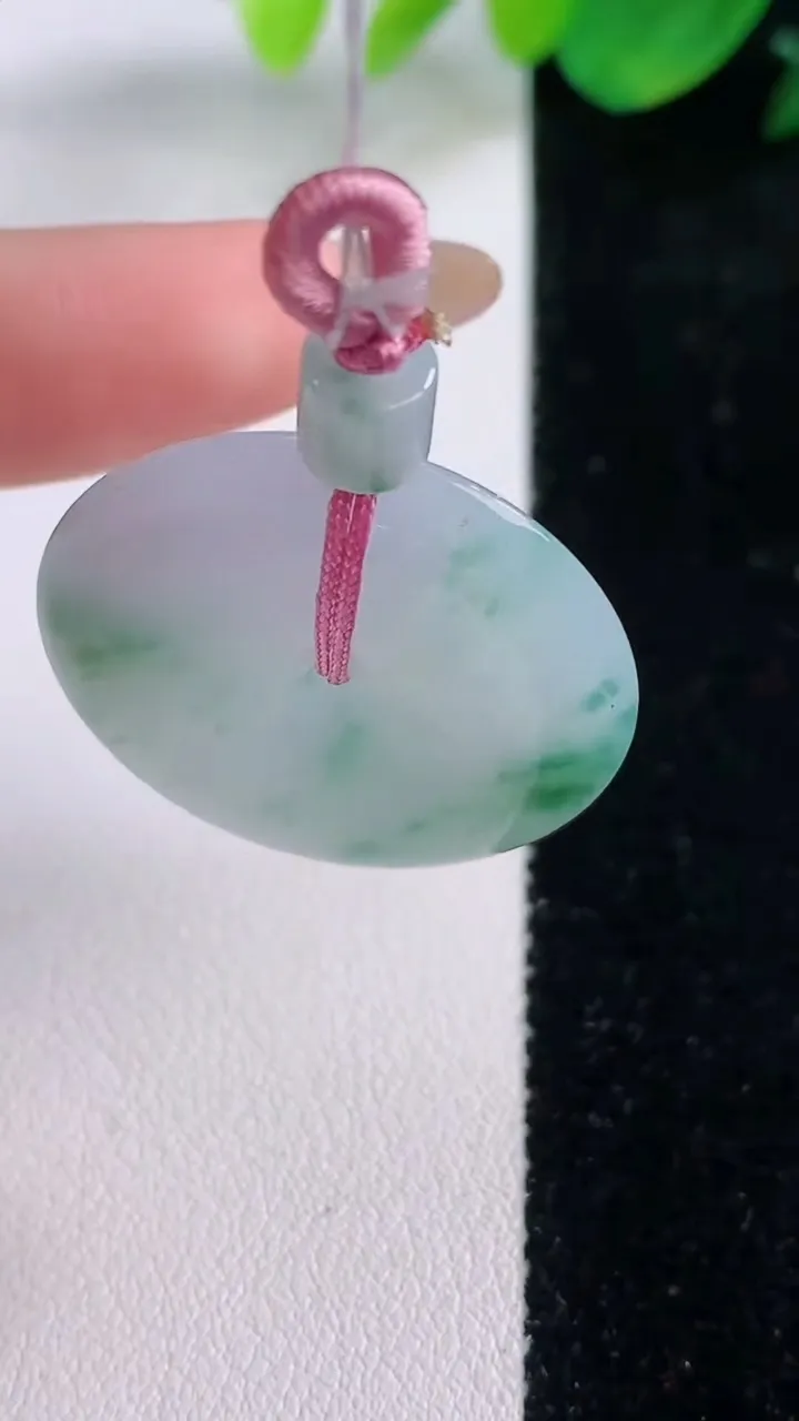 天然A货翡翠飘花平安扣吊坠，尺寸28.7-5.6，重量:10.22g
12月1日