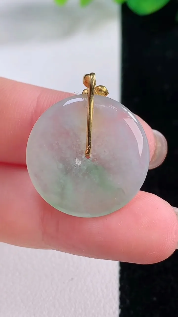 天然A货翡翠平安扣吊坠，尺寸21.6-3，重量:3.39g
12月1日