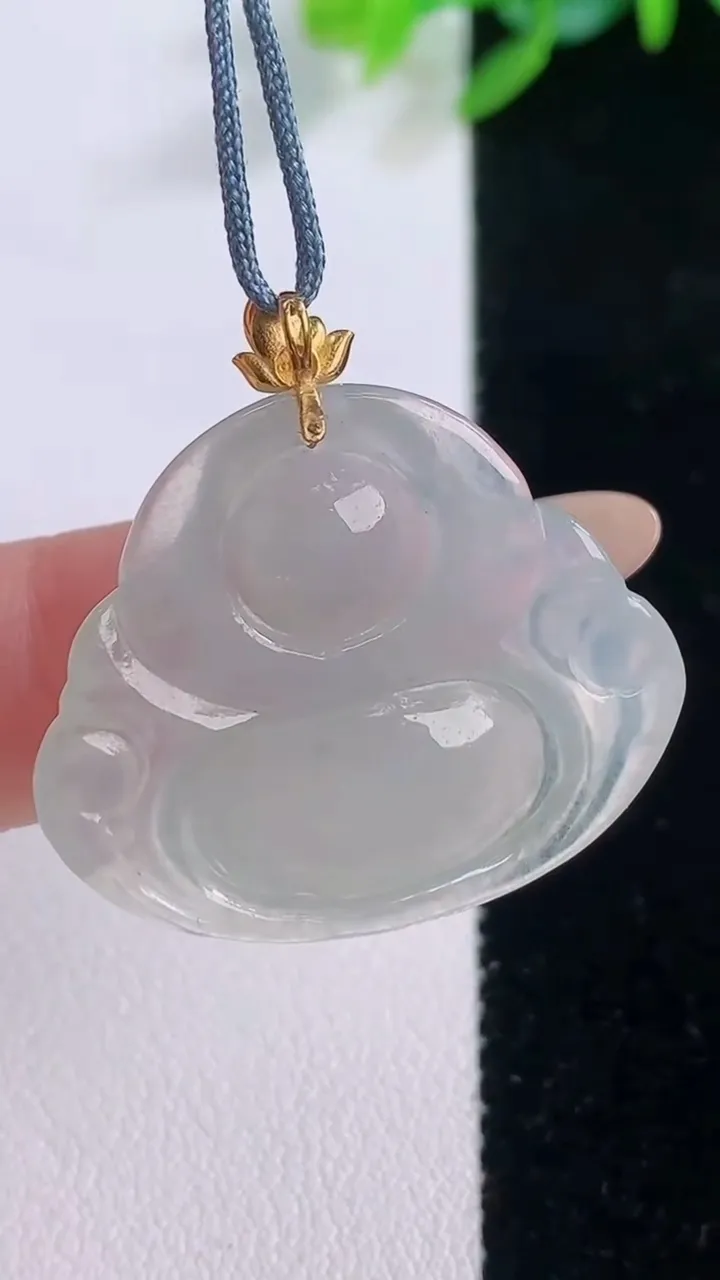 天然A货翡翠种白冰佛公吊坠，尺寸24.5-29.5-5.4，重量:5.77g
12月1日