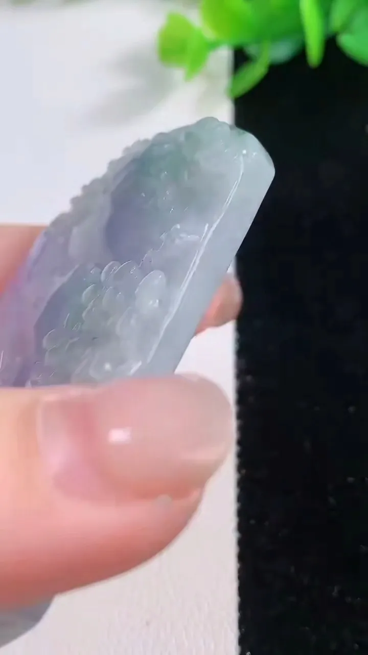 天然A货翡翠春带彩 紫罗兰飘花山水牌吊坠，尺寸61.8-39.3-5.9，重量:37.26g
12月1日