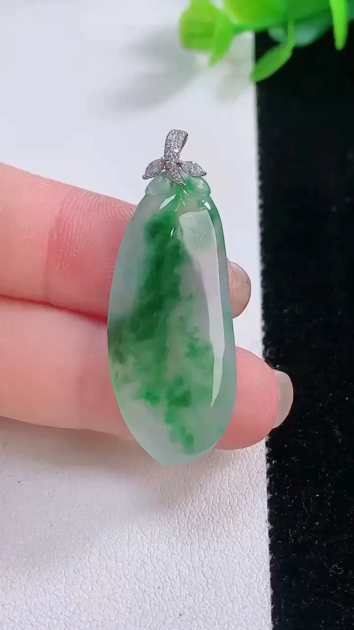 天然A货翡翠花福瓜吊坠，尺寸34.8-15-4.4，重量:4.79g
12月1日