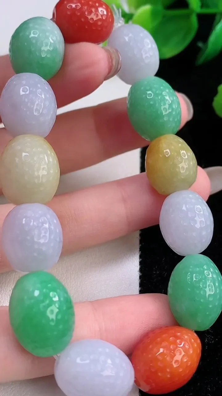 天然A货翡翠三彩路路通手串，尺寸13.6-12-13颗，重量:55.55g12月1日
工厂直销收藏佳