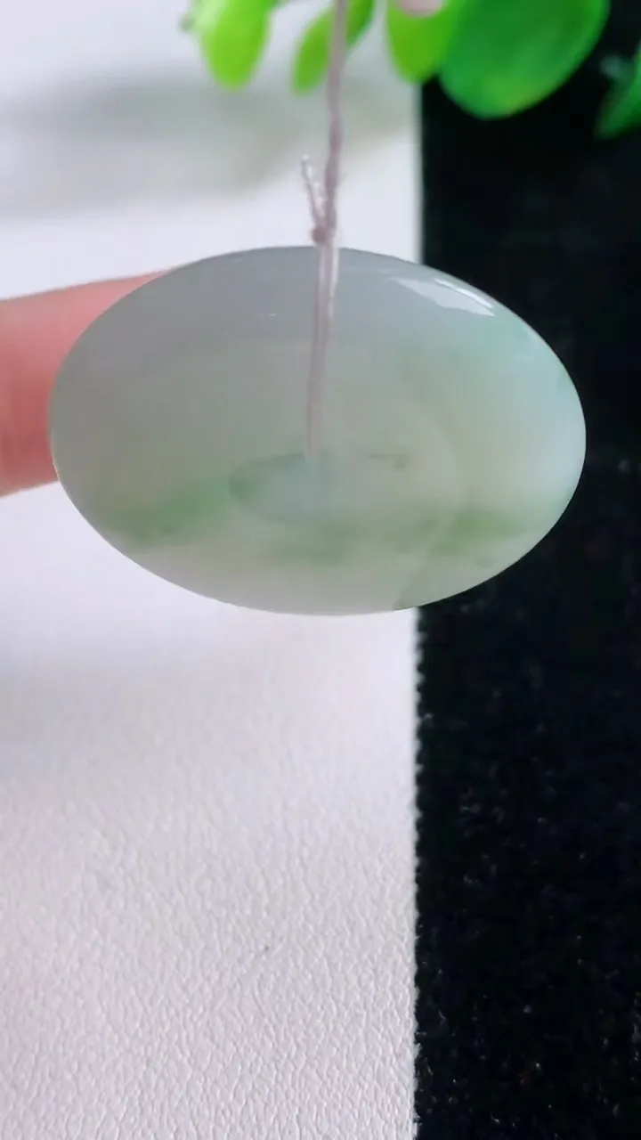 天然A货翡翠平安扣吊坠，尺寸31.6-5.6，重量:12.12g
12月1日