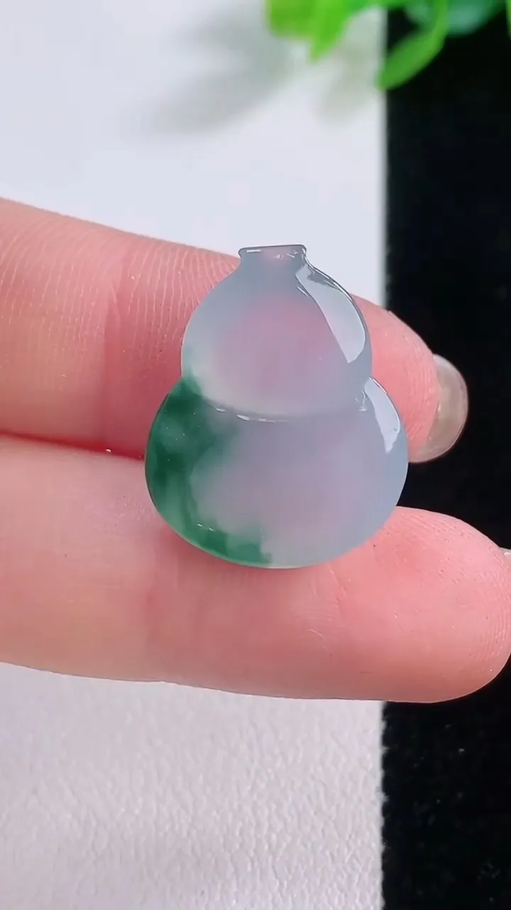 天然A货翡翠冰种飘花葫芦镶嵌件，尺寸20.4-16.7-6，重量:3.48g
12月1日