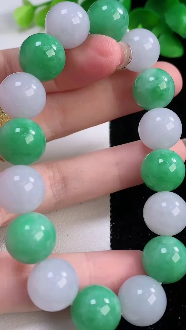 天然A货翡翠圆珠手串16颗，尺寸12.8，重量:58.63g12月1日
工厂直销收藏佳品,种好水足，色泽均匀，有种有色，上手高大气！