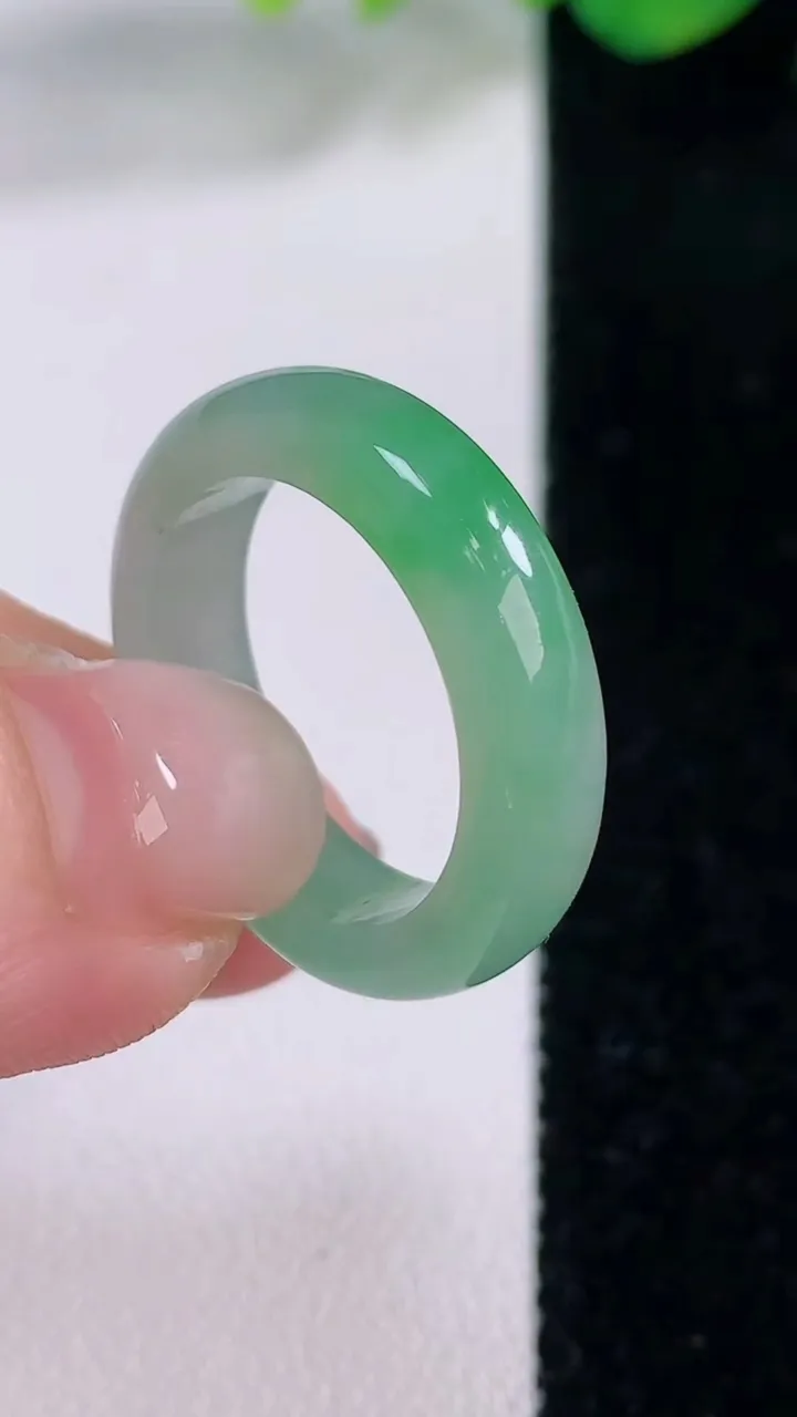 天然A货翡翠指环戒指，尺寸18.2-5.3-3，重量:4.08g2025年12月1日
工厂直销收藏佳品,种好水足，色泽均匀，有种有色，上手高大气！