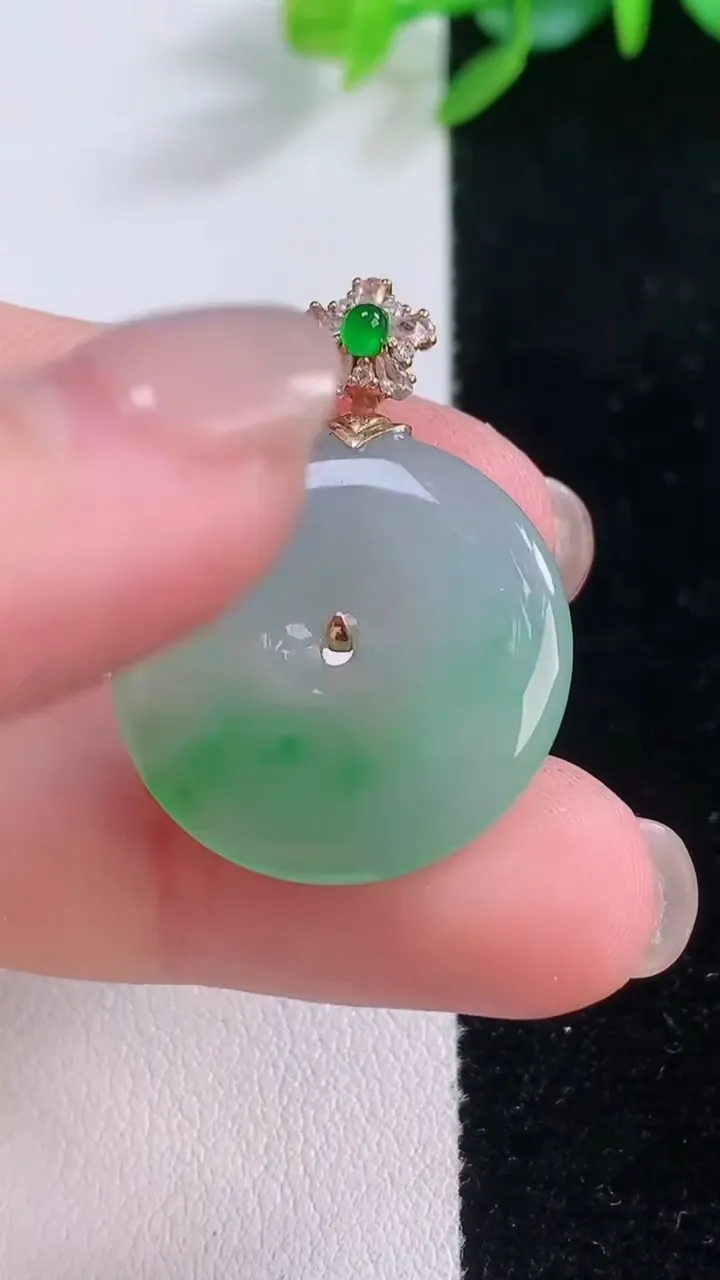 天然A货翡翠平安扣吊坠，尺寸22.7-3.7，重量:4.74g
12月1日