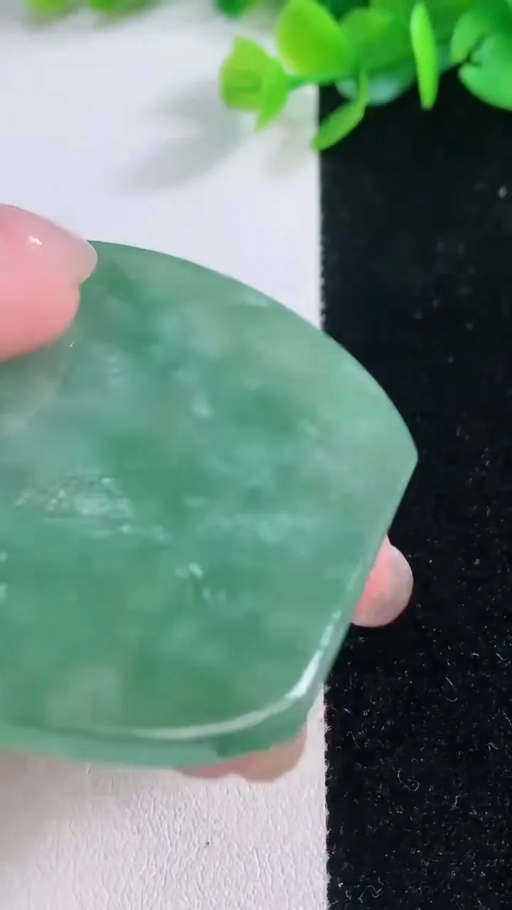 天然A货翡翠山水牌吊坠，尺寸53.8-47.3-4.6，重量:30.26g
12月1日