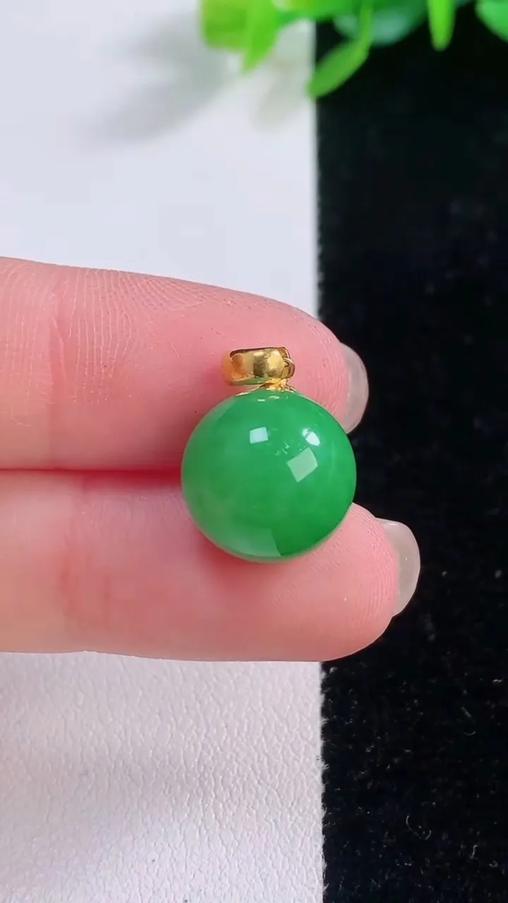 天然A货翡翠圆珠吊坠，尺寸12.2，重量:3.44g
12月1日