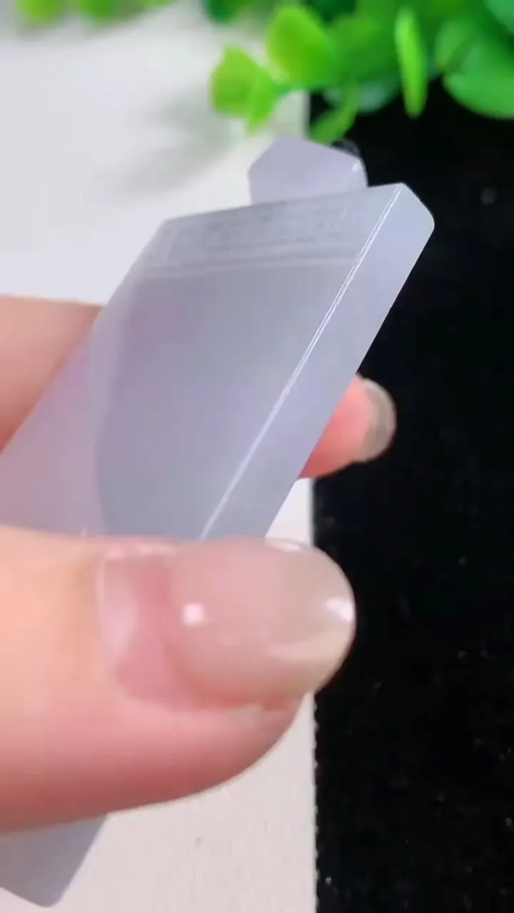 天然A货翡翠冰种春带彩 紫罗兰无事牌吊坠，尺寸56.4-36-5.3，重量:35.68g
12月1日