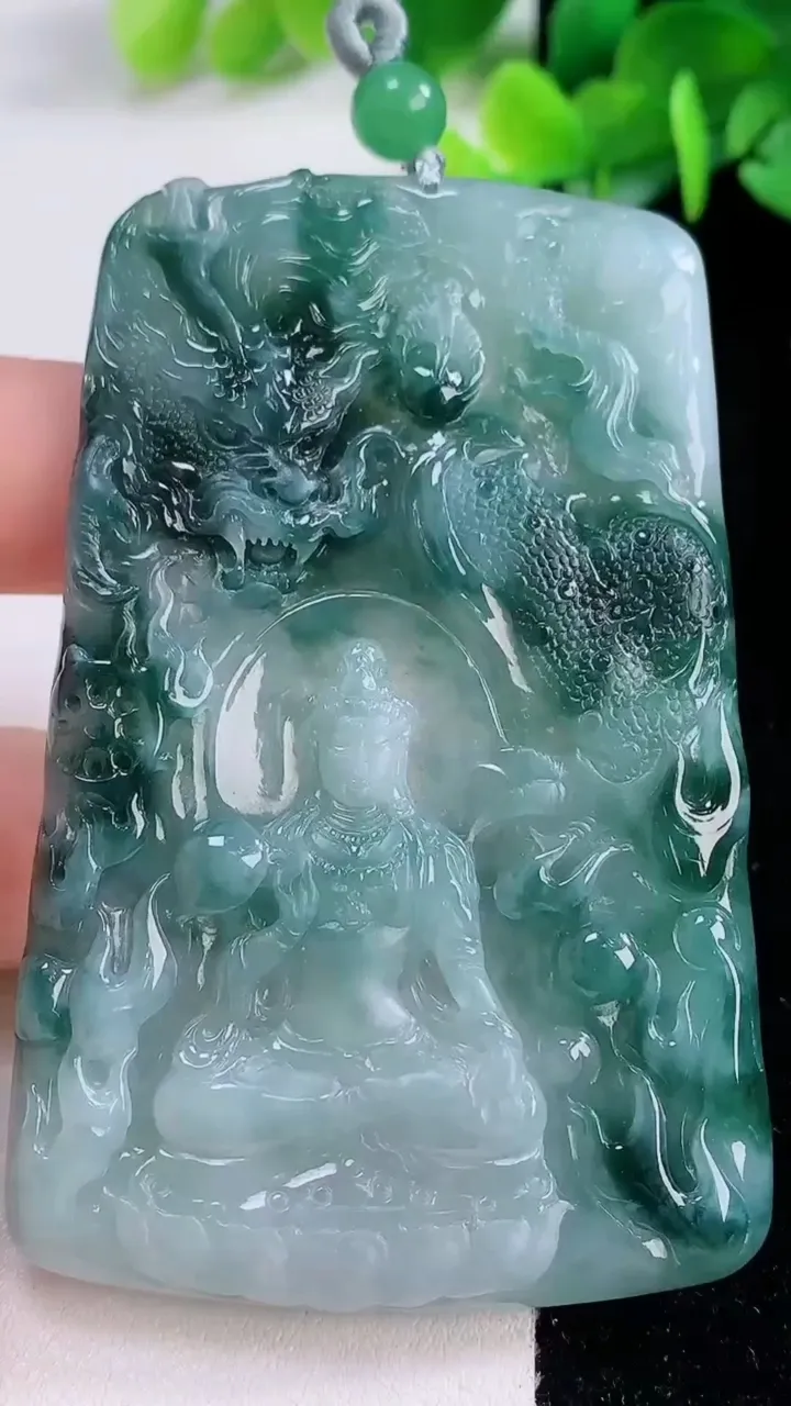 天然A货翡翠冰种飘花祥龙观音菩萨吊坠，尺寸72.5-46-4.8，重量:42.99g
12月1日