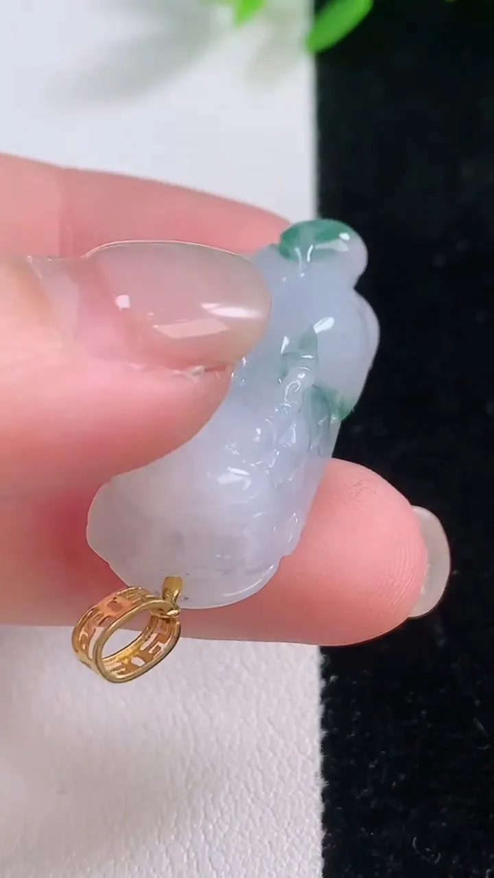 天然A货翡翠种飘花貔貅吊坠，尺寸31.4-15-12.4，重量:12.10g
12月1日