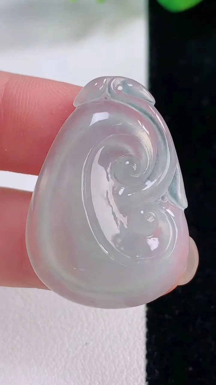 天然A货翡翠如意吊坠，尺寸34-23.8-5.3，重量:6.32g
12月1日