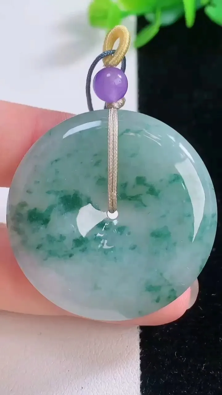 天然A货翡翠冰种飘花平安扣吊坠，尺寸37.3-6.3，重量:19.44g
12月1日