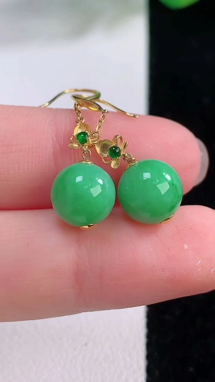 天然A货翡翠圆珠耳坠，尺寸9，重量:2.98g12月1日
工厂直销收藏佳品,种好水足，色泽均匀，有种